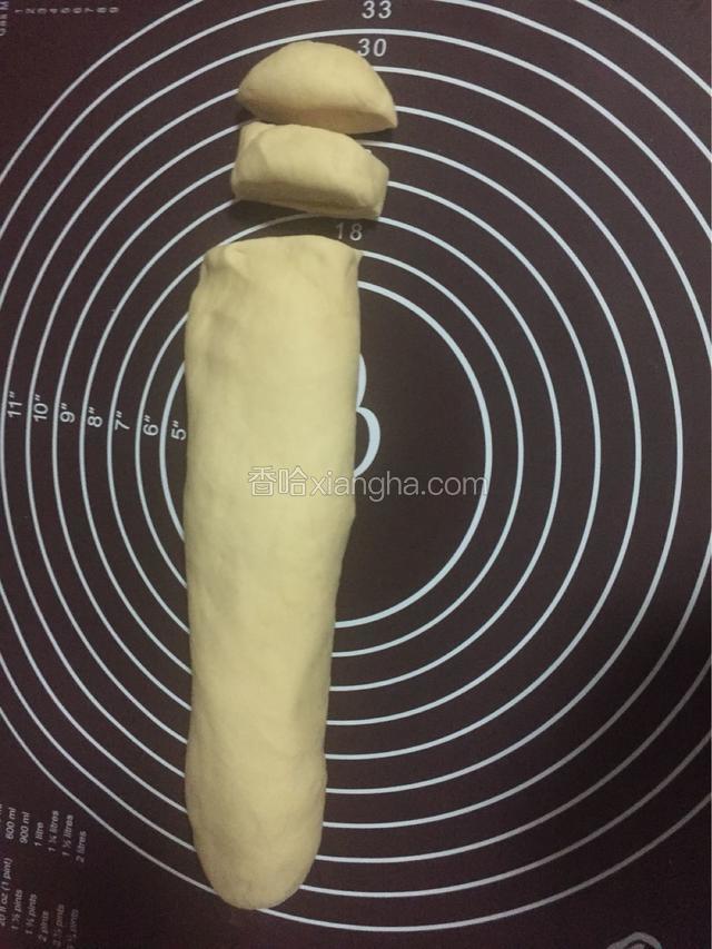 静置后的面团，揉成长条，用刀切成大小均匀的面剂子大约10-12个，