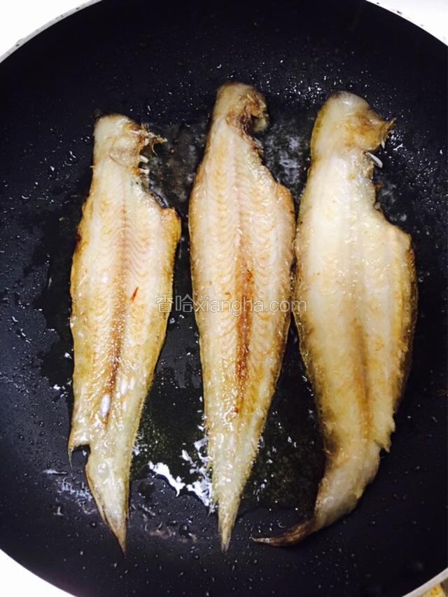 另一面也煎制金黄色即可