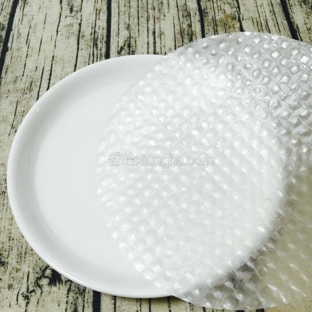 把春卷皮放进盘子里，浸泡浸透，大约6.7秒就拿起，注意，不能浸泡太长时间。