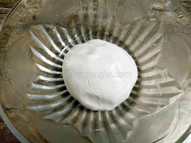 用手揉成面团（不粘盆不粘手面团光滑即可）