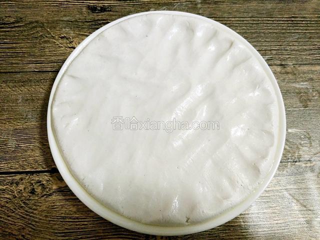 把面团按成饼状放入盘中