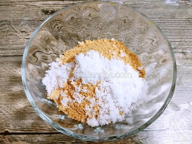 白糖加入黄豆粉中