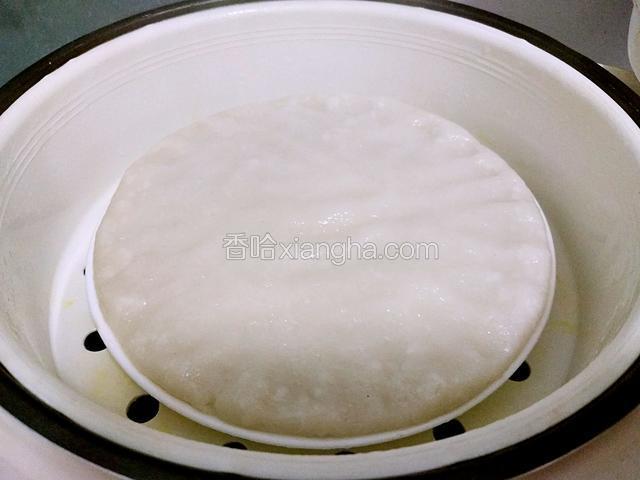 时间到把蒸熟的面团取出，放凉一会再用