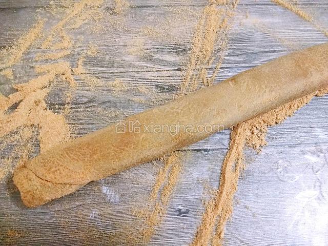 然后从一端用力均匀的卷起来