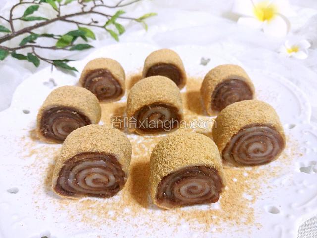 摆盘，在上面再筛上一些黄豆粉