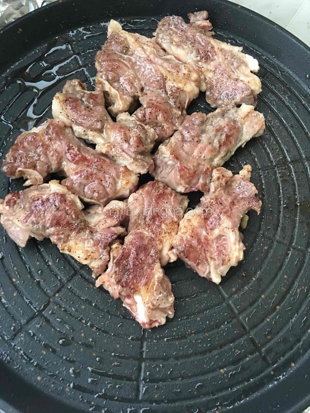 煎至微焦，翻面，直至2面都是微焦