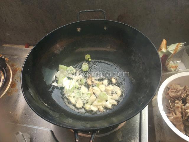 把葱姜蒜放入油锅里爆炒