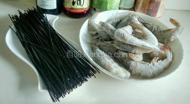 虾最好放常温下解冻，将蕨根粉泡20分钟。
