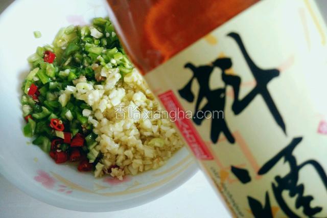 倒入料酒