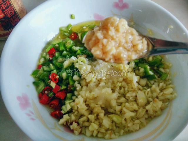 将碗中食材拌匀