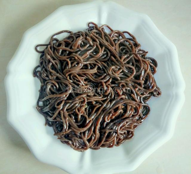 捞出装盘，平铺在盘底。