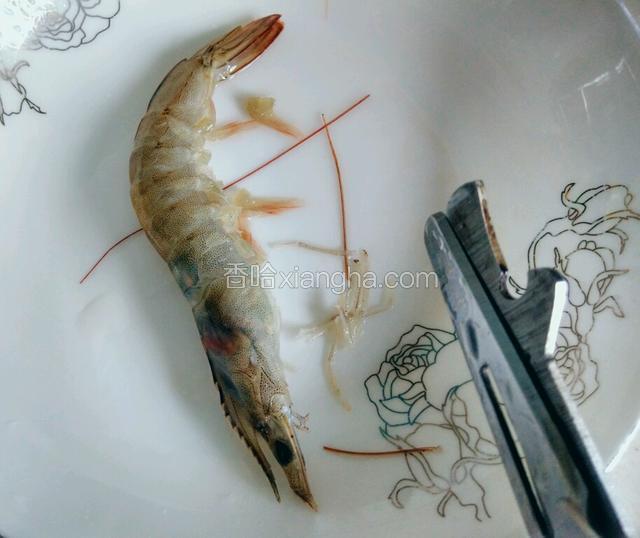 处理虾：洗净、剪去虾须和虾脚