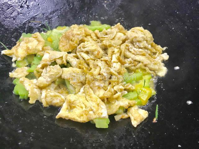 倒入鸡蛋翻炒均匀即可