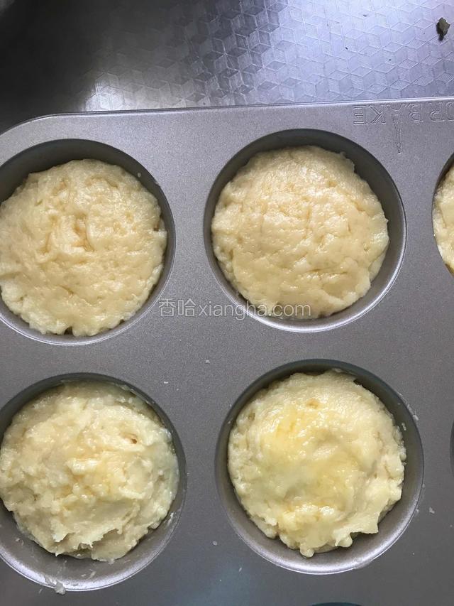 再挤上饼皮料封口，边上要压住。