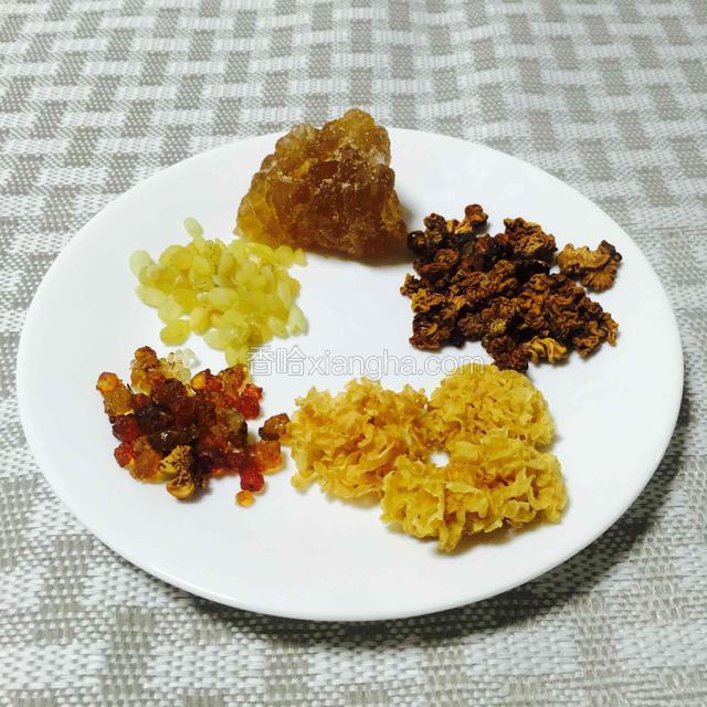 准备材料
金耳，雪耳，桃胶，雪莲子，云南老冰糖。  这里是5~6碗的量。
可以按需求加减量。