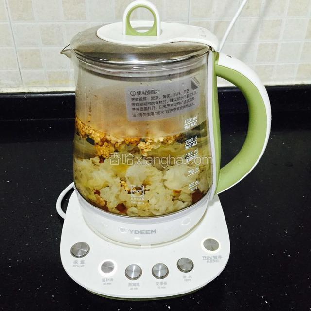 加进适量纯净水，开启煲煮模式~~90分钟。养生壶真的厨房好帮手，很解放人力。
PS：糖水，建议小火慢煲。不要我压力锅。那样会破坏食材的营养。煮出来的糖水也不清透。