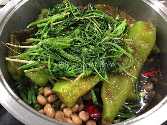 将所有煎熟的食材都放入锅中，倒入适量酱油（多些）小火炖煮至20分钟