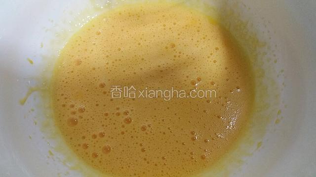 蛋黄用搅拌器打均匀，白糖60克加入清水煮沸腾，然后慢慢加入蛋黄中，边搅打边加糖水