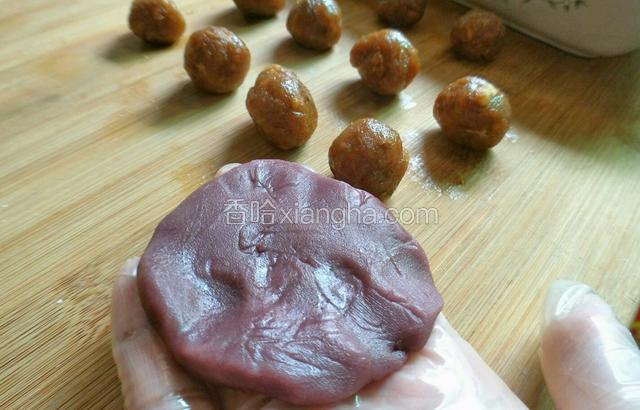 把红豆沙按成扁圆形