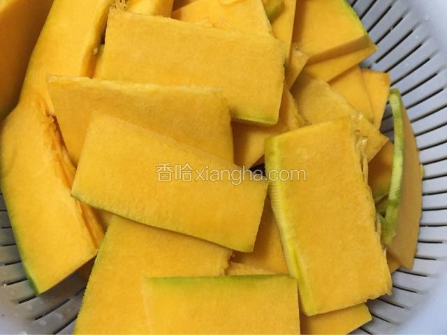将南瓜去皮洗净切片