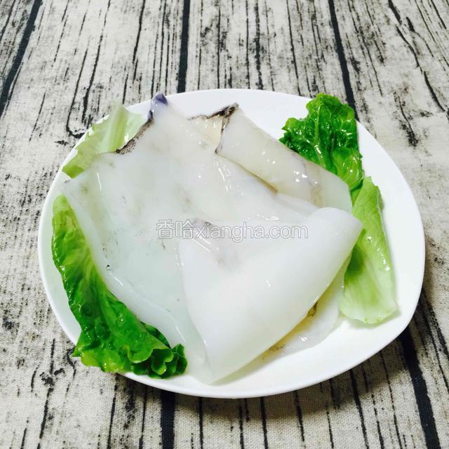 墨鱼肉半只，大约一斤，这个份量刚好做5个墨鱼饼。