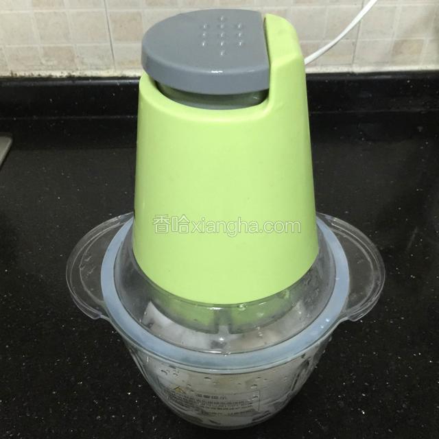 墨鱼肉沥干水，放进绞肉机，搅拌成肉泥。 不要打磨太糜。
PS：如果是做墨鱼丸，就需要打的细腻些。
