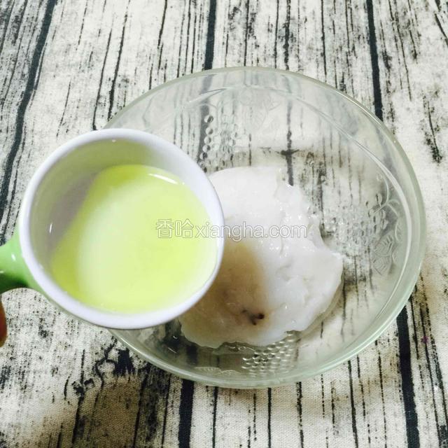 把蛋清加进墨鱼泥。这个份量的墨鱼泥，刚好用一个蛋清。
小窍门：蛋清的量，看肉的多少，可以先添加一半，不然太稀了，导致加太多生粉，就不好吃了。
