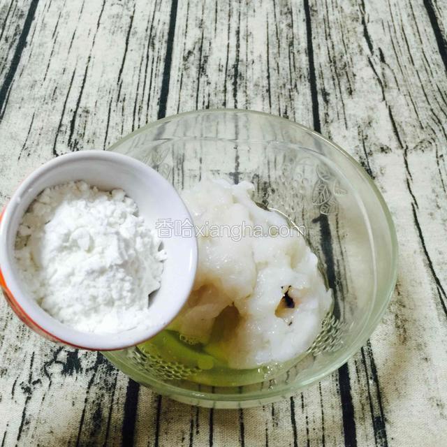 加进适量生粉。如图，大约一满汤勺子。
PS：生粉不能多加，不然影响口感。
