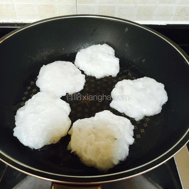 把肉泥盘成一个饼状，
放进锅里小火温煎，再用铲子稍微压平。一定要小火
