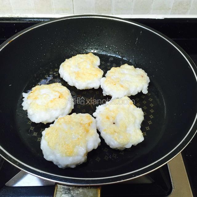 煎至两面金黄，就可以熄火起锅食用了。如下图
整个过程都是中小火温煎
