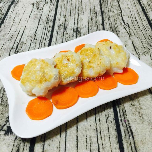 成品图
煎好的墨鱼饼摆盘