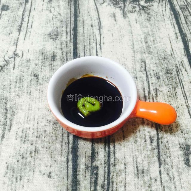 吃时，可以弄一碟芥末酱油粘着吃。很搭。也可以撒上黑胡椒粉，不粘芥末。各人喜好了。