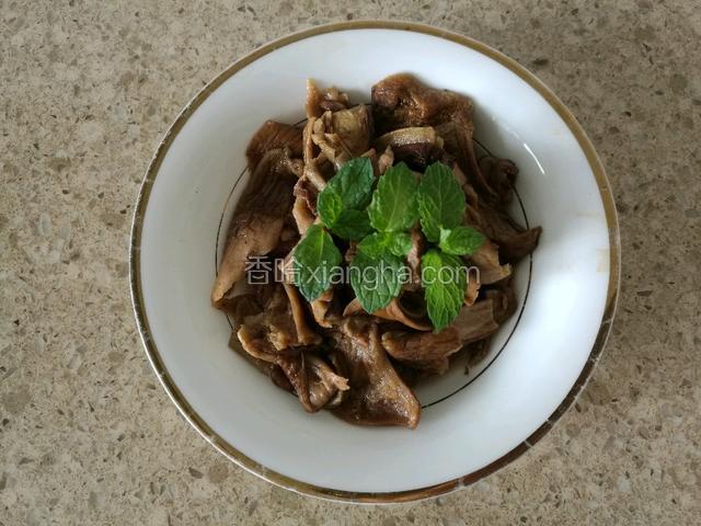 牛肝菌温水泡五分钟洗净。