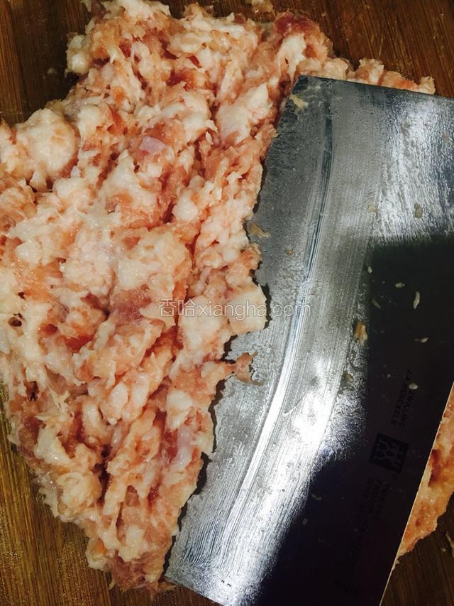 五花肉洗净后用刀剁成肉末备用。也可以用绞肉机绞，个人认为用刀剁做出来的肉丸吃起来香。