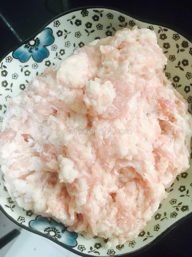 剁好以后放入碗里备用。