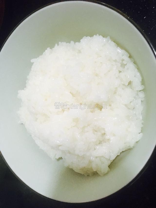 准备半碗糯米饭备用。