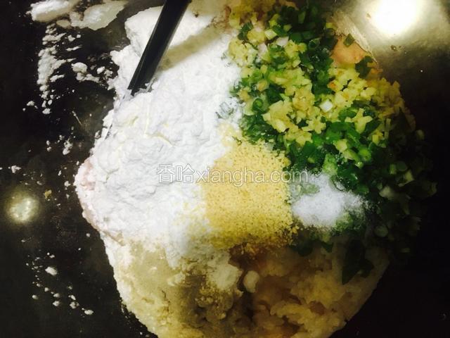准备一个干净的盆，将剁好的肉末、葱姜末、鸡蛋、糯米饭全部倒入盆里，再加入适量的料酒、盐、香油、白胡椒粉、生抽，用筷子顺着一个方向搅拌上劲。