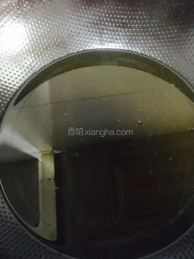 热锅放油烧热七成热
