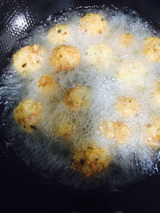 炸至肉丸成金黄色