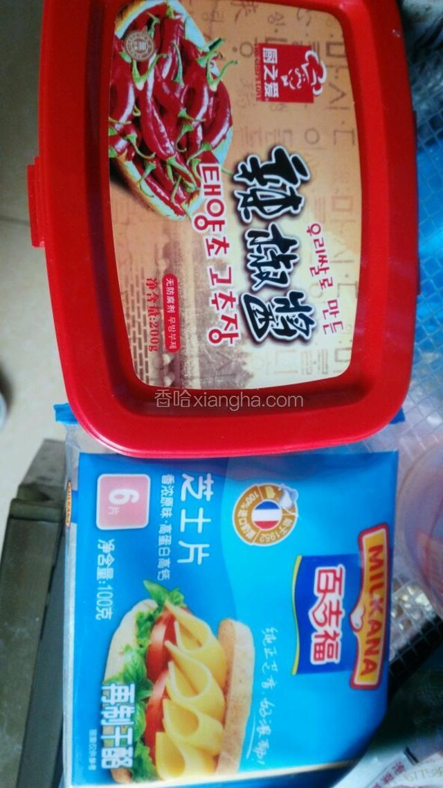 辣椒酱和芝士可以买这两种
辣椒酱根据个人口味放
芝士也是，放三四片都可以
