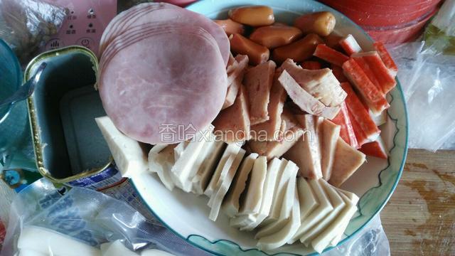 将各种食材都切好
我还买了梅林午餐肉，挺难吃的，不建议去买