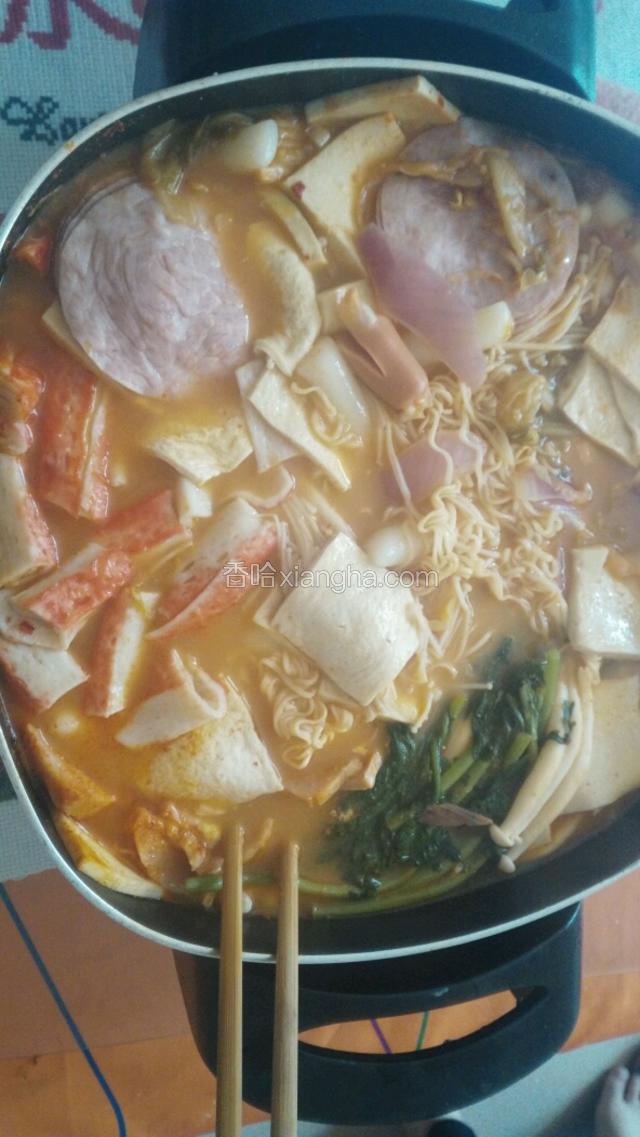 水煮开后，将方便面放入，搅拌。。。
最后一步就是芝士片了，其实芝士碎也可以
三四片就差不多了，盖上盖子焖一会儿，等芝士完全融化
这时候你可以尝一下口号，不觉得辣就可以再放一些辣椒酱
我真的超级喜欢这个汤啊！
