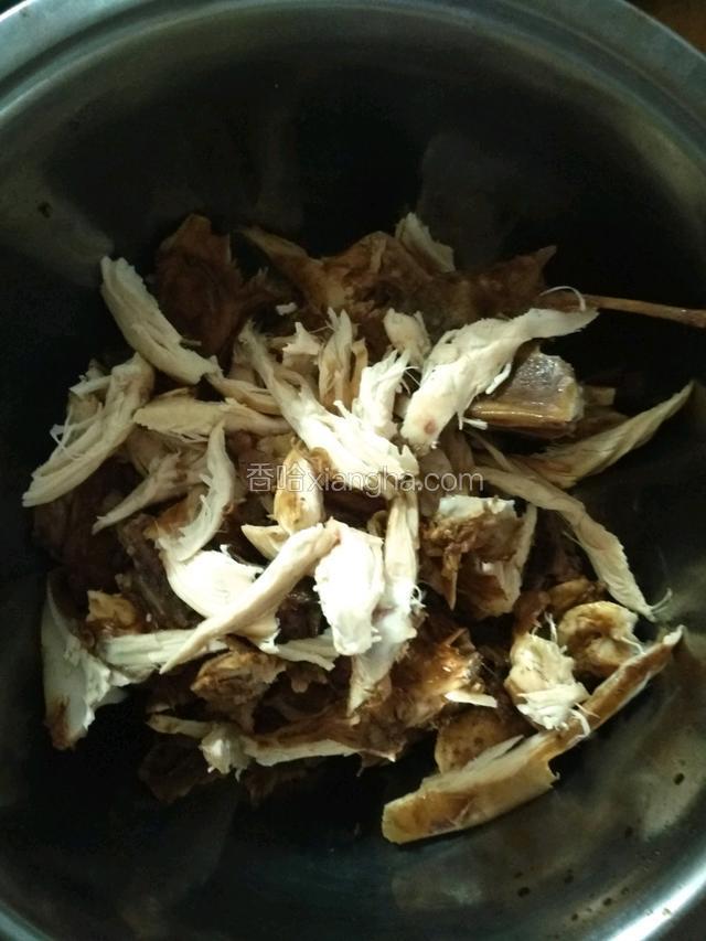 将鸡架撕成小块儿容易入味