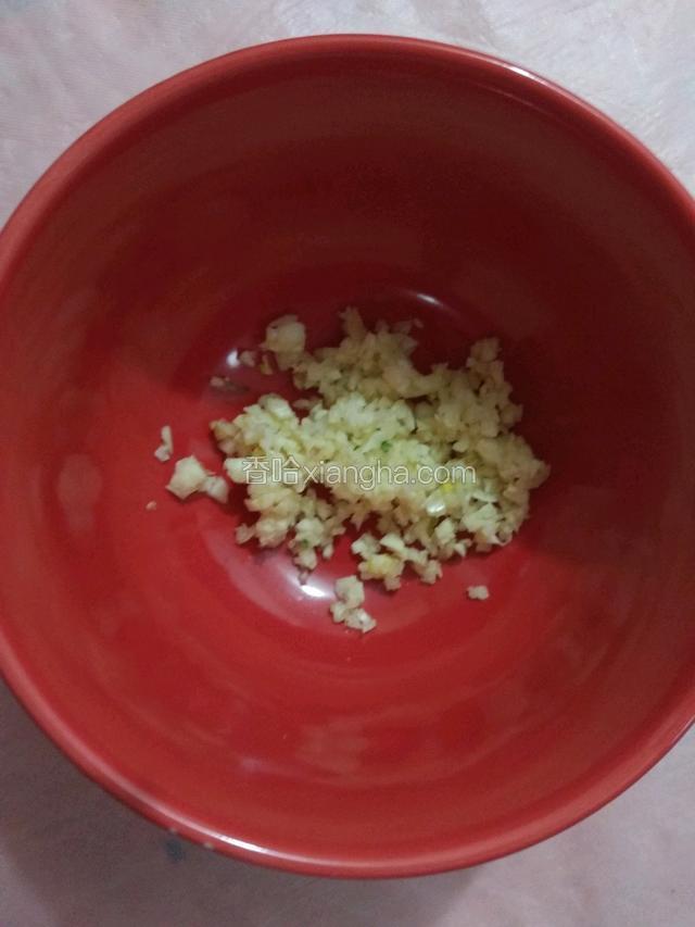 蒜切碎末放入小碗中