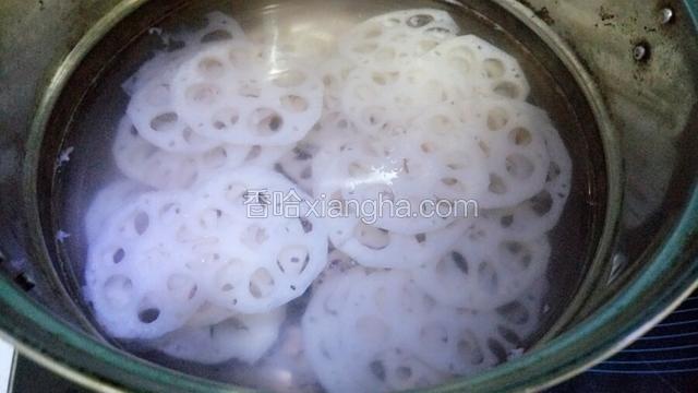 锅里烧开水，放入莲藕，焯3到5分钟。
