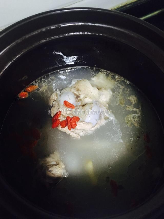 骨头汤熟了，把葱和姜片捞出不要。然后放入枸杞继续炖煮片刻。