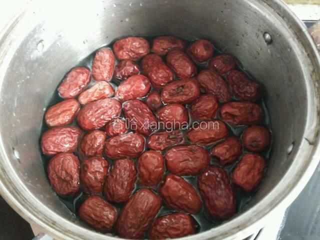红枣洗干净，去核，再放锅里稍加煮哈，捞起。红枣水留下