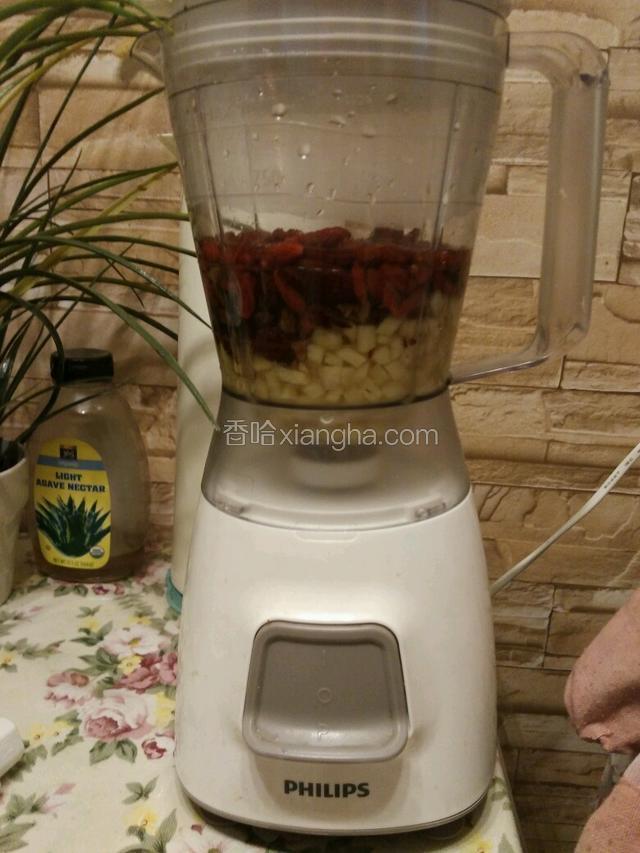 把红枣，生姜，枸杞放入料理机，再倒入适量滴红枣水