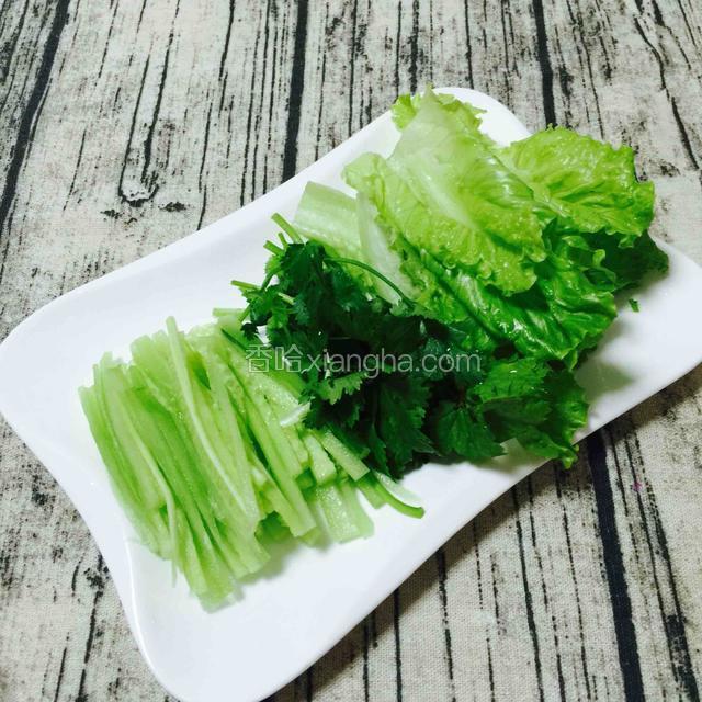 把青菜等浸泡洗干净，晾干，青瓜切丝，香菜切段，生菜切段。
注意：这三样蔬菜不需要焯水
