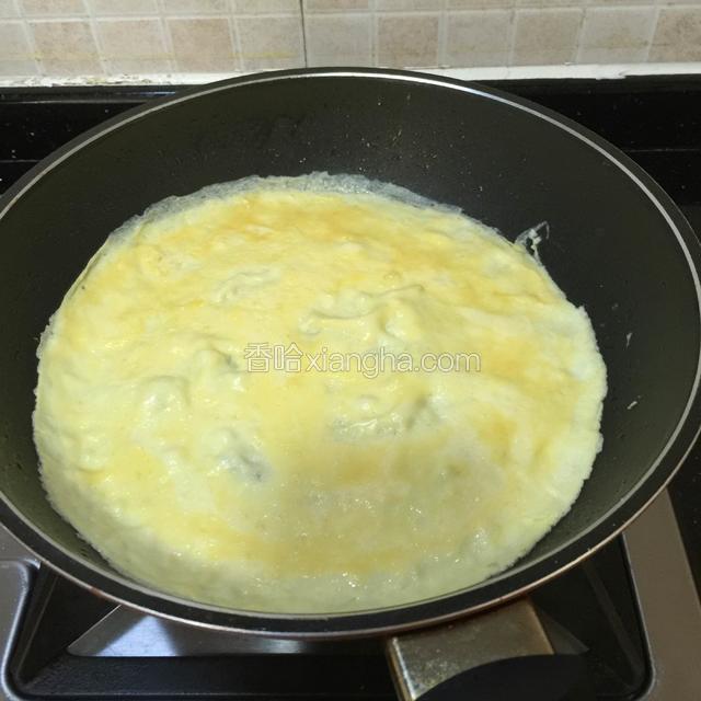鸡蛋加上适量盐调味，煎成蛋皮后，切丝。